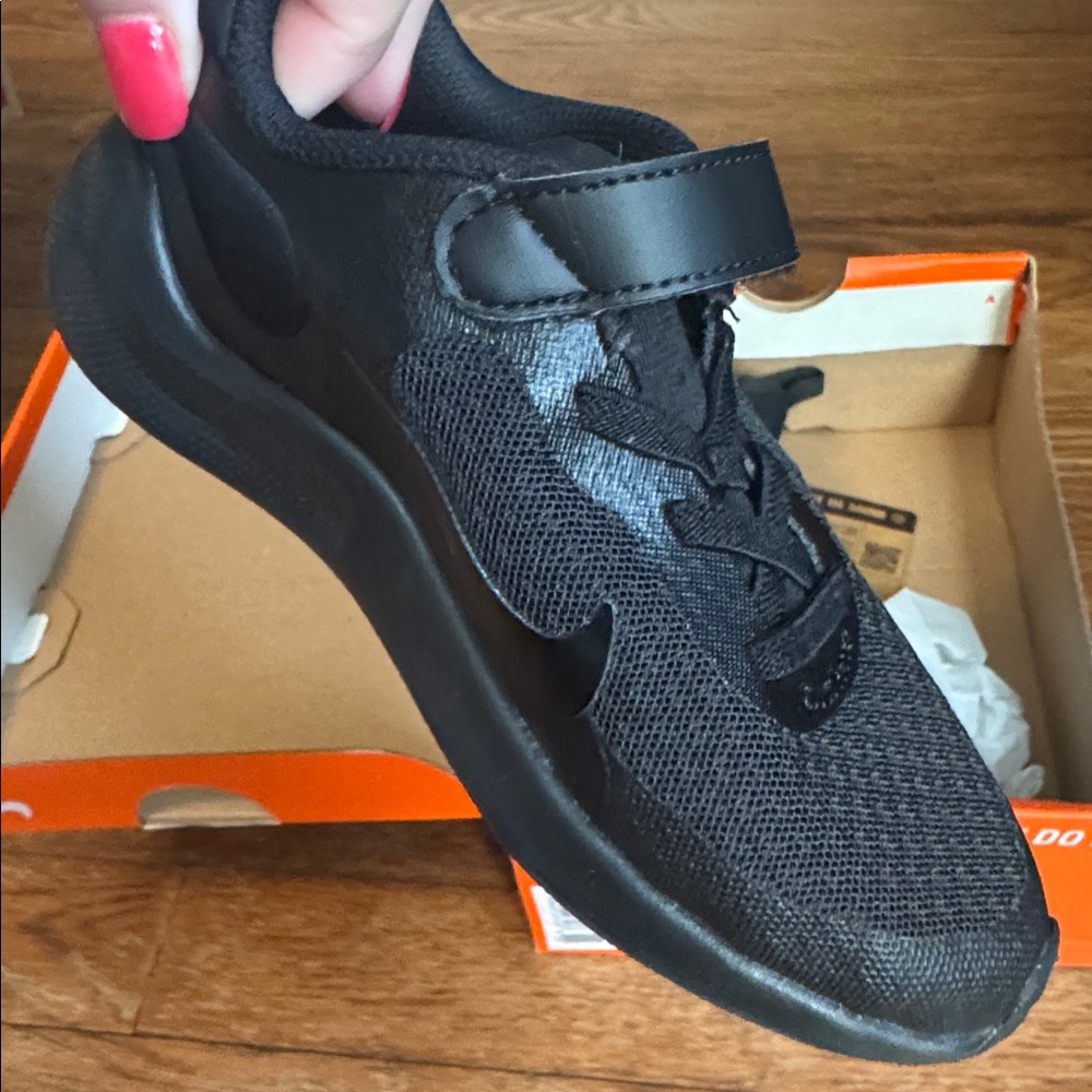 Nike Revolution 7 Shoes - Orange Box size 11 - Picture 2 of 3